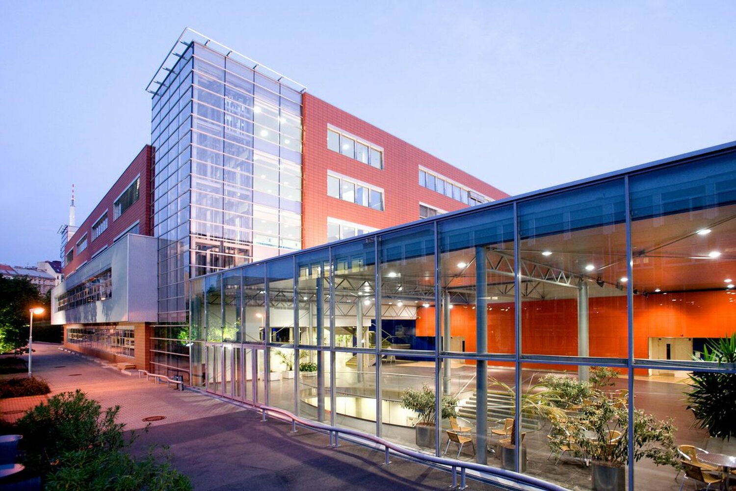 Вища школа економіки в Празі